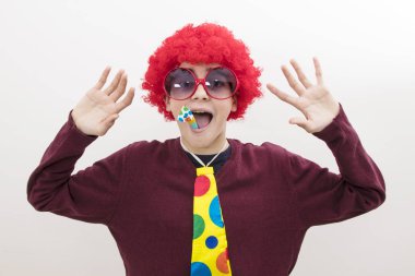 beyaz izole karnaval kılığına çocuk