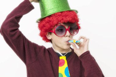 beyaz izole karnaval kılığına çocuk