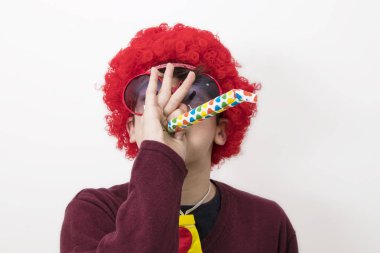 beyaz izole karnaval kılığına çocuk