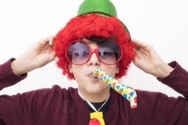 beyaz izole karnaval kılığına çocuk