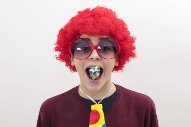 beyaz izole karnaval kılığına çocuk