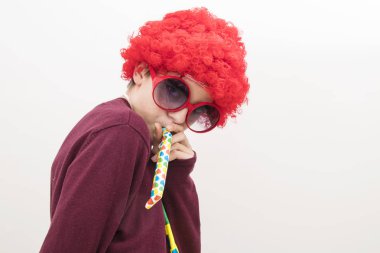 beyaz izole karnaval kılığına çocuk