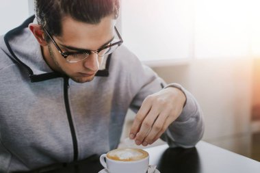 genç modern entelektüel içme kahve