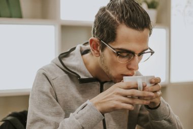 genç modern entelektüel içme kahve