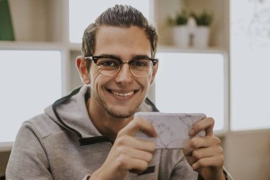 genç modern entelektüel içme kahve