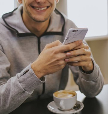 Kahvaltı ya da cep telefonu ile kahve içme