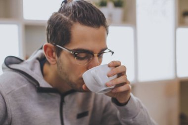 Genç kahve içme moda