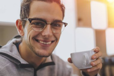 kahve içmeye trendy genç adam portresi