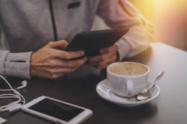 tablet veya ebook ve kahve kupa ile el