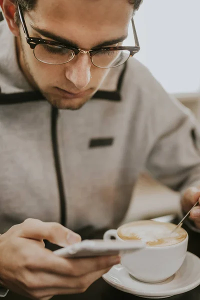 Desayunar Tomar Café Con Teléfono Móvil — Foto de Stock