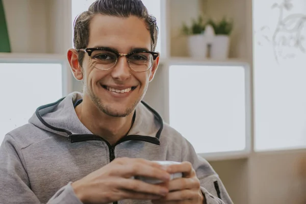 Joven Moderno Intelectual Beber Café — Foto de Stock