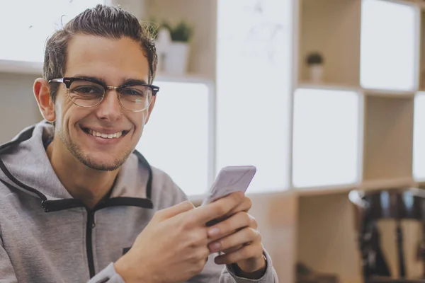 Moda Joven Con Teléfono Móvil Cafetería — Foto de Stock