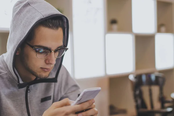 Jovem Com Telefone Celular Bar — Fotografia de Stock