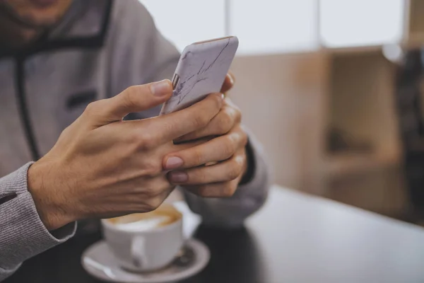 Mãos Com Telefone Celular Xícara Café Cafetaria — Fotografia de Stock