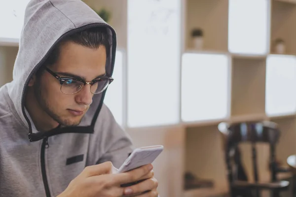 Ung Man Med Mobiltelefon Baren — Stockfoto