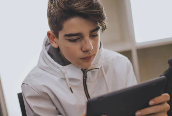 Έφηβος Ένα Ψηφιακό Tablet Laptop — Φωτογραφία Αρχείου