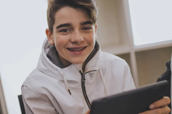 Adolescente Con Una Tableta Digital Portátil — Foto de Stock