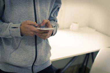 cep telefonu yazarak el ile genç adam