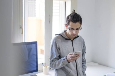 genç moda cep telefonu ile