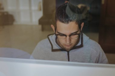 şık genç adam evde ya da ofiste bilgisayar ile çalışma