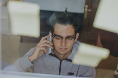 çalışma ve evde ya da ofiste iş düzenleme genç kişi