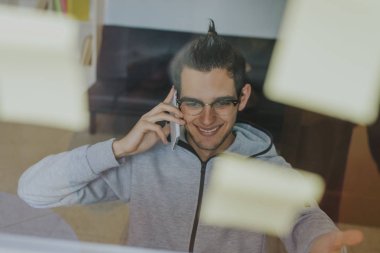 çalışma ve evde ya da ofiste iş düzenleme genç kişi