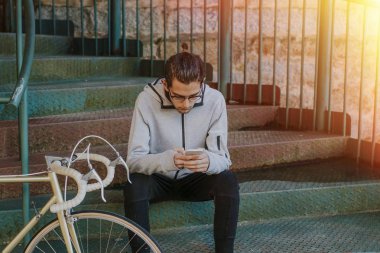 cep telefonu ve şehir sokak bisiklet ile genç moda