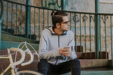 cep telefonu ve şehir sokak bisiklet ile genç moda