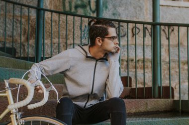 cep telefonu ve şehir sokak bisiklet ile genç moda