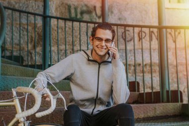 cep telefonu ve şehir sokak bisiklet ile genç moda