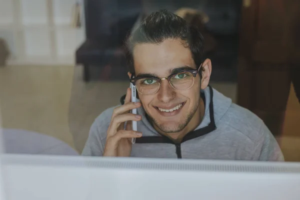 Νεαρός Άνδρας Υπολογιστή Και Κινητό Τηλέφωνο Στο Σπίτι Γραφείο Εργασίας — Φωτογραφία Αρχείου