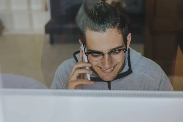 Молодой Человек Компьютером Мобильным Телефоном Дома Работе Офисе — стоковое фото
