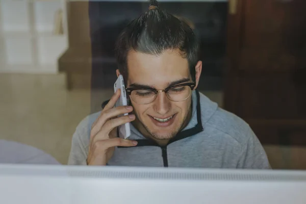 Νεαρός Άνδρας Υπολογιστή Και Κινητό Τηλέφωνο Στο Σπίτι Γραφείο Εργασίας — Φωτογραφία Αρχείου
