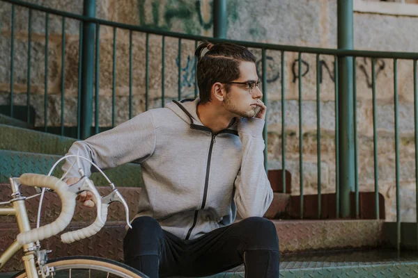 Moda Joven Con Teléfono Móvil Bicicleta Calle Ciudad — Foto de Stock