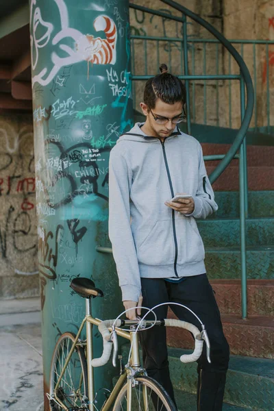 Jonge Mode Met Mobiele Telefoon Fiets Stad Straat — Stockfoto