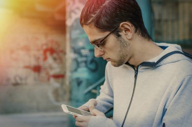 şehir içinde hareket eden telefon ile genç moda