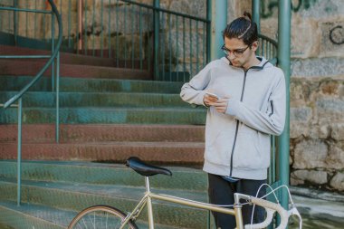 cep telefonu ve şehir sokak bisiklet ile genç moda