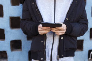 Dijital tablet veya ebook ile el closeup