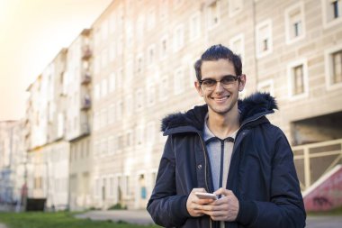 Genç ile şehir içinde hareket eden telefon