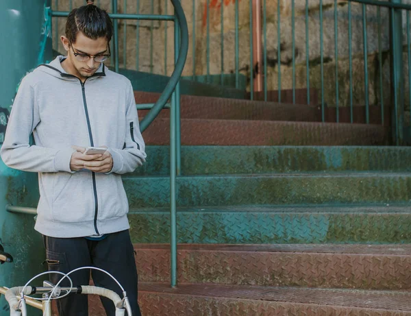 Moda Jovem Com Telefone Celular Bicicleta Rua Cidade — Fotografia de Stock
