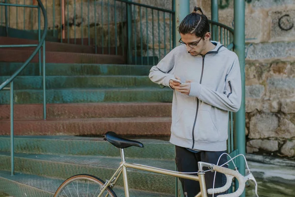 Moda Joven Con Teléfono Móvil Bicicleta Calle Ciudad — Foto de Stock