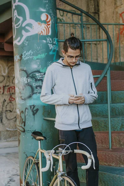 Moda Jovem Com Telefone Celular Bicicleta Rua Cidade — Fotografia de Stock