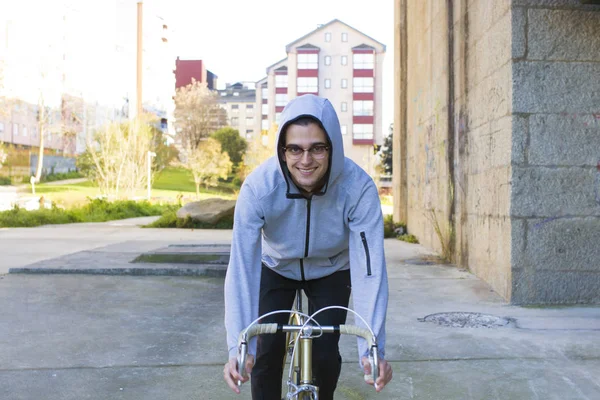 Jovem Atleta Andando Bicicleta Cidade — Fotografia de Stock