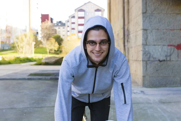 Jovem Atleta Andando Bicicleta Cidade — Fotografia de Stock