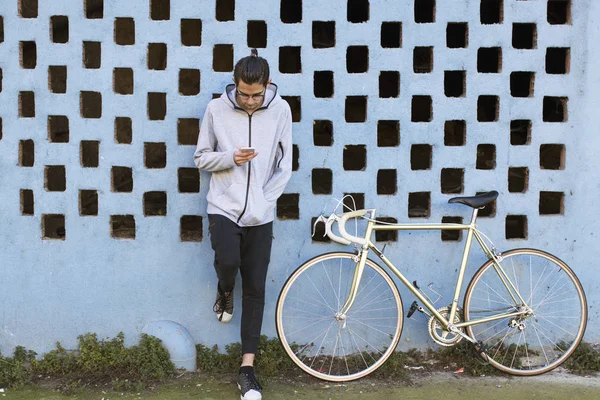Joven Con Teléfono Bicicleta Calle Aire Libre —  Fotos de Stock