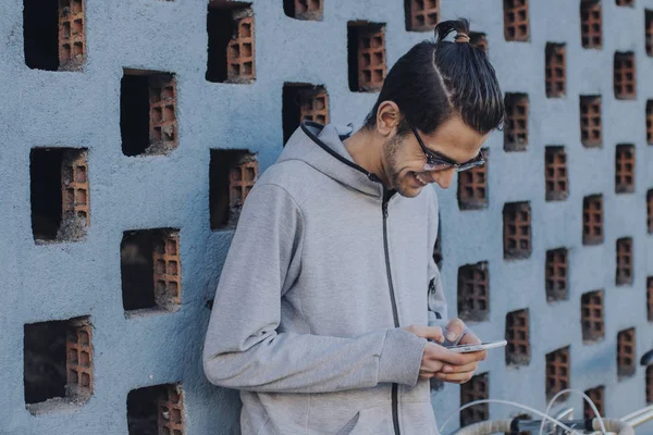 Joven Con Móvil Ciudad Calle — Foto de Stock