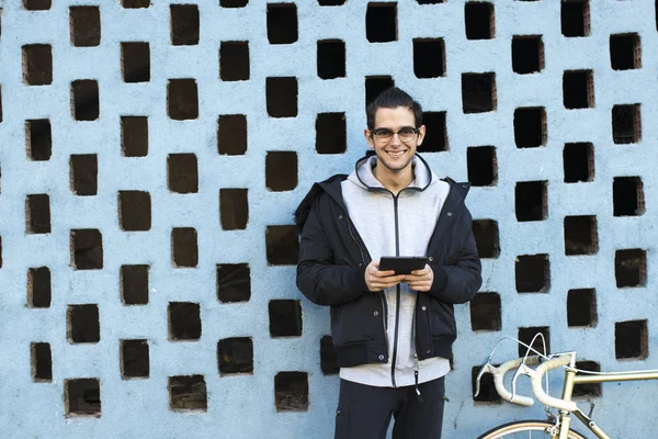 Jonge Man Straat Met Mobiele Telefoon Fiets — Stockfoto