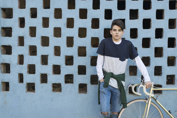 Модний Підліток Велосипедом Міській Вулиці — стокове фото