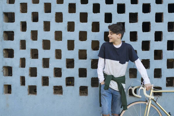 Moda Adolescente Com Bicicleta Rua Cidade — Fotografia de Stock