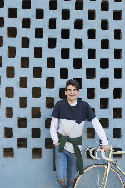 Moda Adolescente Con Bicicleta Calle Ciudad —  Fotos de Stock